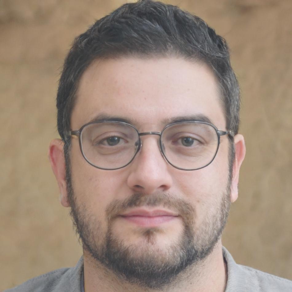 Retrato de Andrés Valero, asesor financiero especializado en compraventa de negocios